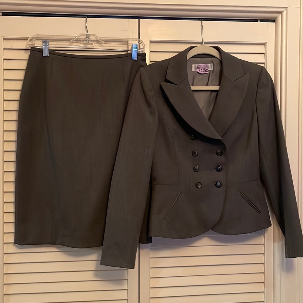 Size 4 Dark Grey Tahari Women’s Skirt Suit